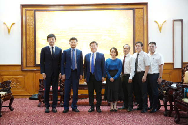 Lãnh đạo thành phố Huế cùng Quyền Tổng Lãnh sự Trung Quốc tại thành phố Đà Nẵng và các đại biểu chụp ảnh lưu niệm