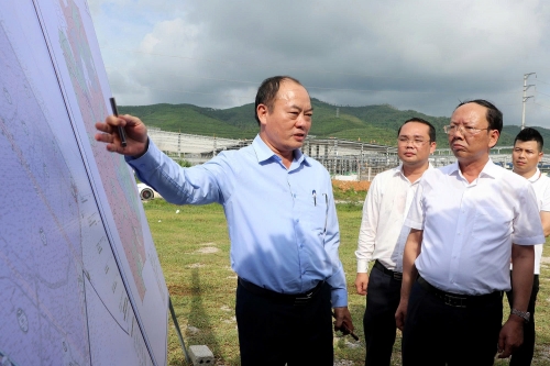 Trưởng Ban Quản lý Khu kinh tế Đông Nam Lê Tiến Trị báo cáo tại hiện trường Dự án Khu công nghiệp Hoàng Mai II