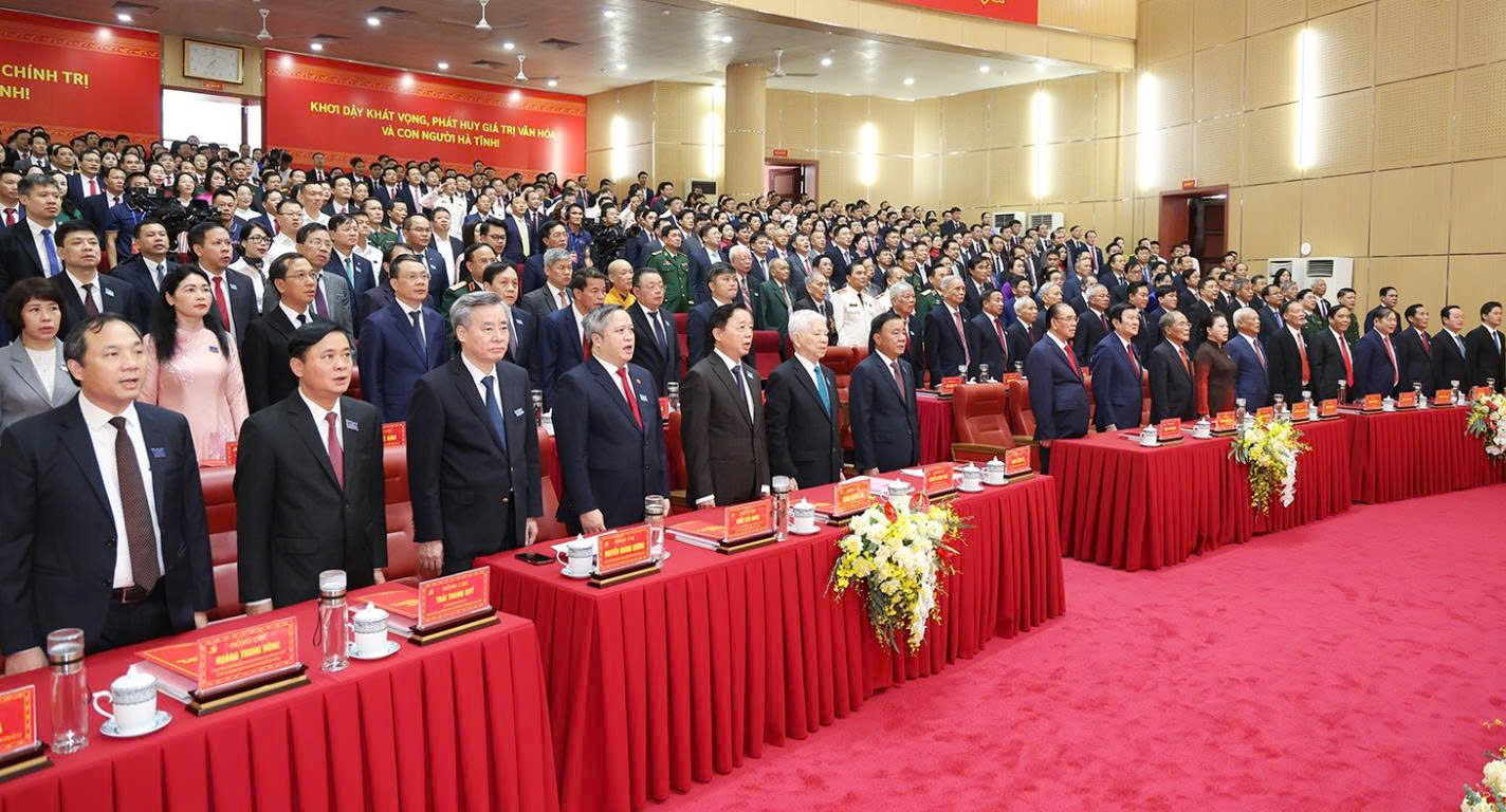 Đại biểu thực hiện nghi lễ chào cờ