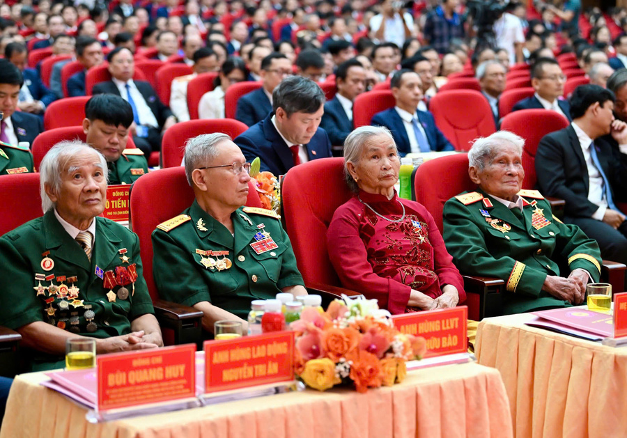 Các đại biểu tham dự Đại hội đảng bộ tỉnh Nghệ An 