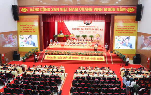 Đại hội Đảng bộ tỉnh Nghệ An đã xác định 03 khâu đột phá và những nhiệm vụ trọng tâm cần thực hiện trong nhiệm kỳ tới, với quan điểm phát triển là Đổi mới tư duy phát triển, hướng tới một mô hình tăng trưởng hiện đại hơn.  Đổi mới tư duy,  Trong nhiệm kỳ 2025 -2030, quan điểm phát triển của tỉnh là: Đổi mới tư duy phát triển, hướng tới một mô hình tăng trưởng hiện đại hơn; lấy khoa học, công nghệ, đổi mới sáng tạo và chuyển đổi số làm động lực chủ yếu; lấy đổi mới thể chế và quản trị làm đòn bẩy; lấy văn hóa và con người Nghệ An làm nền tảng, tạo xung lực mới, đột phá phát triển.  Chuyển mạnh từ phát triển chiều rộng sang chiều sâu; phát triển kinh tế xanh, kinh tế số, kinh tế biển, kinh tế tuần hoàn, công nghiệp công nghệ cao và dịch vụ chất lượng cao. Tập trung tạo đột phá phát triển nhanh vùng phía Đông, phát triển bền vững vùng phía Tây của tỉnh.  Gắn phát triển kinh tế với bảo vệ môi trường, chăm lo phát triển văn hoá - xã hội, con người, nâng cao chất lượng cuộc sống của Nhân dân. Giữ vững ổn định chính trị, bảo đảm vững chắc quốc phòng, an ninh; xây dựng xã hội trật tự, kỷ cương, an toàn để phát triển.  Ưu tiên nguồn lực để thực hiện nhanh việc xây dựng, hoàn thiện hệ thống cơ chế, chính sách thuộc thẩm quyền của địa phương bảo đảm đồng bộ, ổn định, rõ ràng, minh bạch, tạo môi trường, điều kiện thuận lợi cho phát triển kinh tế - xã hội.  Các cấp ủy, tổ chức đảng giữ vững vai trò trung tâm trong mọi quyết sách. Chính quyền các cấp chuyển mạnh từ quản lý hành chính sang kiến tạo, phục vụ. Phát huy sức mạnh đại đoàn kết toàn dân và các yếu tố văn hóa, tinh thần tạo thành sức mạnh tổng hợp cho quá trình phát triển.   Phấn đấu đến năm 2030, Nghệ An trở thành tỉnh khá của cả nước, cực tăng trưởng tầm quốc gia; là trung tâm của khu vực Bắc Trung Bộ về công nghiệp và nông nghiệp ứng dụng công nghệ cao, y tế, giáo dục và đào tạo, khoa học và công nghệ, thương mại, logistics, du lịch; có hệ thống kết cấu hạ tầng đồng bộ, hiện đại, thích ứng hiệu quả với biến đổi khí hậu; đời sống vật chất, tinh thần và sức khỏe Nhân dân không ngừng được nâng cao; giá trị hệ sinh thái rừng, biển, đảo, văn hóa, lịch sử và truyền thống, nhất là văn hóa xứ Nghệ được bảo tồn và phát huy; quốc phòng, an ninh và chủ quyền biên giới, biển, đảo được giữ vững. Tầm nhìn đến năm 2045, Nghệ An trở thành tỉnh có thu nhập cao, phát triển toàn diện, văn minh, hiện đại.  Để thực hiện được mục tiêu đề ra, cần phấn đấu thực hiện tốt các chỉ tiêu kinh tế - xã hội theo định hướng tại Nghị quyết số 39-NQ/TW, ngày 18/7/2023 và các nghị quyết chuyên đề của Trung ương, Bộ Chính trị, các chương trình mục tiêu quốc gia, đề án của Chính phủ và quy hoạch tỉnh. Tập trung thực hiện 39 chỉ tiêu và nhóm chỉ tiêu chủ yếu giai đoạn 2025 - 2030 gồm: 05 nhóm chỉ tiêu về xây dựng Đảng và hệ thống chính trị; 10 nhóm chỉ tiêu về kinh tế, khoa học, công nghệ; 17 chỉ tiêu về văn hóa - xã hội; 05 chỉ tiêu về môi trường; 02 chỉ tiêu về quốc phòng, an ninh.  Nhiệm vụ trọng tâm trong nhiệm kỳ tới là: Đổi mới mạnh mẽ, quyết liệt công tác lãnh đạo, chỉ đạo; tập trung hoàn thiện thể chế, cơ chế vận hành bộ máy các cơ quan, tổ chức trong hệ thống chính trị đáp ứng yêu cầu phát triển giai đoạn mới. Trong đó: Xây dựng, ban hành các chương trình, đề án, kế hoạch thực hiện nghị quyết đại hội Đảng các cấp ngay từ đầu nhiệm kỳ, bảo đảm rõ việc, rõ thời gian, rõ trách nhiệm, rõ thẩm quyền, rõ nguồn lực, rõ kết quả.  Tập trung xây dựng, hoàn thiện hệ thống quy chế, quy định, quy trình công tác của cấp ủy, chính quyền và các tổ chức, cơ quan trong hệ thống chính trị; bảo đảm vận hành hiệu năng, hiệu lực, hiệu quả.  Rà soát, sửa đổi, bổ sung, hoàn thiện các cơ chế, chính sách thuộc thẩm quyền của địa phương. Tiếp tục thực hiện hiệu quả các cơ chế, chính sách đặc thù phát triển tỉnh Nghệ An đã được Quốc hội ban hành.  Triển khai kịp thời việc điều chỉnh, bổ sung quy hoạch tỉnh phù hợp định hướng, chiến lược, không gian phát triển mới; lập, bổ sung quy hoạch phát triển đô thị, vùng liên xã, cụm xã, quy hoạch xây dựng, khu chức năng theo định hướng quy hoạch tỉnh.  Đưa hoạt động của các cơ quan trong hệ thống chính trị lên môi trường số; thúc đẩy hệ sinh thái kinh tế số trên các lĩnh vực. Cải thiện mạnh mẽ môi trường đầu tư kinh doanh, đẩy mạnh cải cách hành chính, tập trung nâng cao chất lượng dịch vụ công trực tuyến.  03 đột phá và những nhiệm vụ trọng tâm trong nhiệm kỳ 2025-2030  Để thực hiện mục tiêu đề ra, Đảng bộ tỉnh đã xác định 03 khâu đột phá cần thực hiện trong nhiệm kỳ tới. Trong đó, đột phá về thể chế là tập trung xây dựng, ban hành đồng bộ các cơ chế, chính sách thuộc thẩm quyền của tỉnh theo hai nhóm trọng tâm: Kiến tạo phát triển, thu hút và khuyến khích đầu tư vào các lĩnh vực then chốt; thúc đẩy đổi mới sáng tạo, phát triển khoa học - công nghệ, hệ sinh thái khởi nghiệp, doanh nghiệp tư nhân và các động lực tăng trưởng mới. Tháo gỡ các điểm nghẽn, rào cản, giải phóng và khơi thông nguồn lực phát triển; đẩy mạnh phân cấp, phân quyền, ủy quyền gắn với trách nhiệm, phát huy tính chủ động, linh hoạt, sáng tạo của các cấp, ngành, cơ quan, đơn vị.   Đột phá về phát triển nguồn nhân lực: Tập trung phát triển nguồn nhân lực, nhất là nhân lực chất lượng cao. Triển khai đồng bộ các giải pháp nâng cao chất lượng giáo dục phổ thông, giáo dục nghề nghiệp, giáo dục đại học theo hướng hiện đại, hội nhập. Thúc đẩy mô hình đào tạo linh hoạt, bồi dưỡng kiến thức, kỹ năng cho cán bộ, công chức, viên chức, người lao động và doanh nhân. Thu hút, trọng dụng nhân tài, lao động kỹ thuật cao.  Đột phá về phát triển kết cấu hạ tầng: Tập trung phát triển hạ tầng giao thông chiến lược, có tính kết nối, tác động lớn đối với sự phát triển. Phát triển hạ tầng số, hạ tầng khoa học - công nghệ, logistics, năng lượng, thủy lợi đa mục tiêu và các công trình phòng, chống thiên tai, phát triển hạ tầng đô thị hiện đại, hạ tầng xã hội thiết yếu và nhà ở xã hội.  Các nhiệm vụ, giải pháp chủ yếu trong nhiệm kỳ tới: Đổi mới, xây dựng Đảng bộ và hệ thống chính trị trong sạch, vững mạnh; tinh gọn, nâng cao chất lượng, hiệu năng, hiệu lực, hiệu quả hoạt động của tổ chức đảng, chính quyền, Mặt trận Tổ quốc và các tổ chức chính trị - xã hội  Đổi mới mô hình tăng trưởng, cơ cấu lại nền kinh tế, tạo đột phá phát triển kinh tế nhanh và bền vững. Phát triển đồng bộ, bền vững các trụ cột công nghiệp, nông nghiệp, dịch vụ và kinh tế biển; thúc đẩy chuyển đổi xanh, chuyển đổi số, nâng cao giá trị gia tăng và năng lực cạnh tranh  Phát triển các vùng kinh tế, hành lang kinh tế, đô thị, khu vực nông thôn theo hướng liên kết, hiện đại, bền vững. Phát triển khoa học, công nghệ, đổi mới sáng tạo và chuyển đổi số, tạo động lực mới cho phát triển nhanh và bền vững. Quản lý, khai thác hiệu quả tài nguyên, bảo vệ môi trường, chủ động ứng phó với biến đổi khí hậu, thiên tai.  Phát triển toàn diện các lĩnh vực văn hóa - xã hội, nâng cao chất lượng nguồn nhân lực, đời sống Nhân dân và bảo đảm tiến bộ, công bằng xã hội. Bảo đảm vững chắc quốc phòng, an ninh; nâng cao hiệu quả hoạt động đối ngoại, chủ động hội nhập quốc tế toàn diện và thúc đẩy liên kết phát triển vùng.