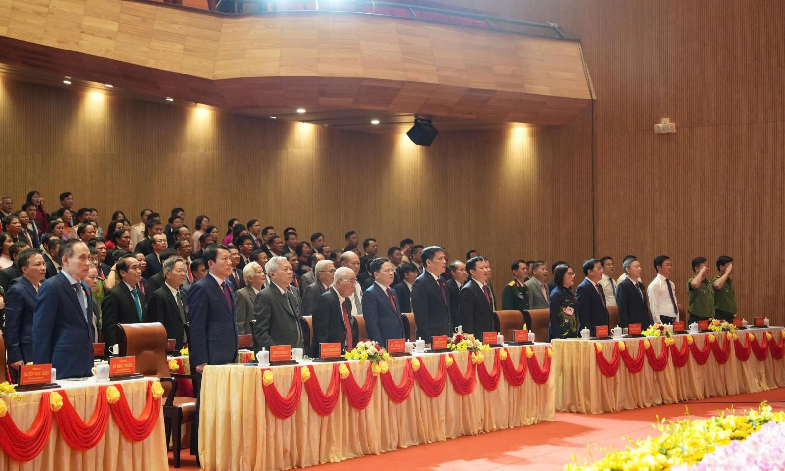 Các đại biểu thực hiện nghi lễ chào cờ