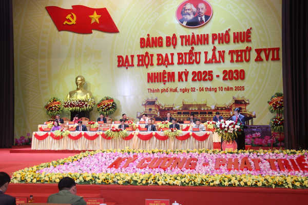 Đại hội nghe báo cáo chính trị do Chủ tịch UBND TP Nguyễn Văn Phương trình bày
