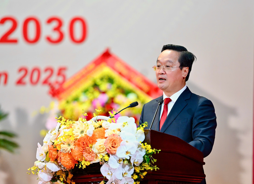 Đồng chí Nguyễn Đức Trung thông báo kết quả Hội nghị Ban Chấp hành Đảng bộ tỉnh khóa XX, nhiệm kỳ 2025-2030 lần thứ nhất 