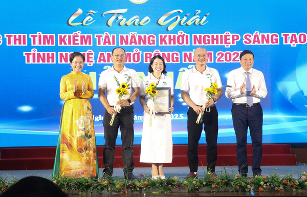 Lãnh đạo Tỉnh Nghệ An trao giải Nhất cho Dự án Sàn thương mại điện tử ocopai.vn 