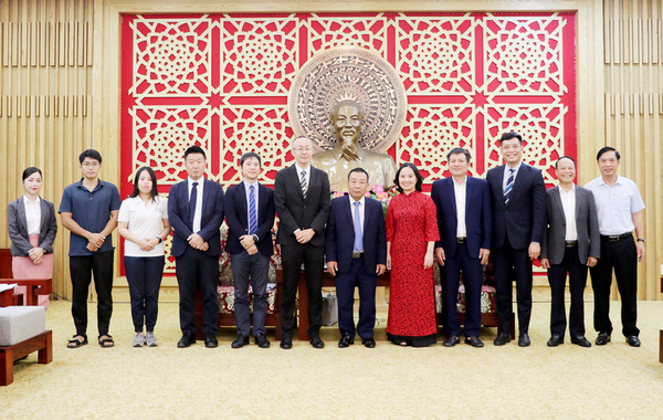 Lãnh đạo tỉnh Nghệ An chụp hình lưu niệm cùng Đoàn công tác của JICA 