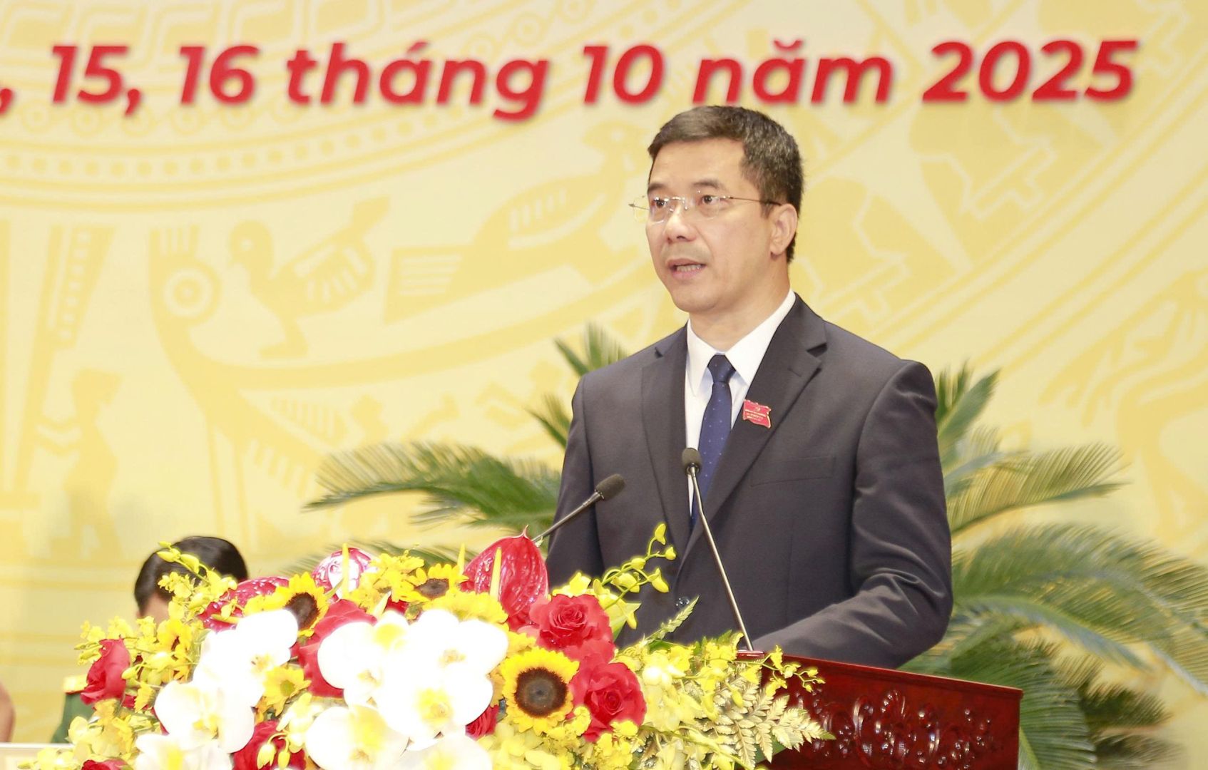 Nguyễn Hồng Phong - Phó Bí thư thường trực Tỉnh ủy trình bày tóm tắt dự thảo Báo cáo chính trị của Ban Chấp hành Đảng bộ tỉnh