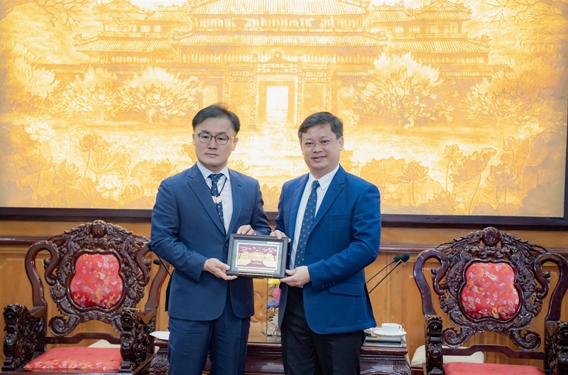 tặng quà lưu niệm cho ông Song Ho-jun, Phó Thị trưởng thành phố Gyeongju, Hàn Quốc 