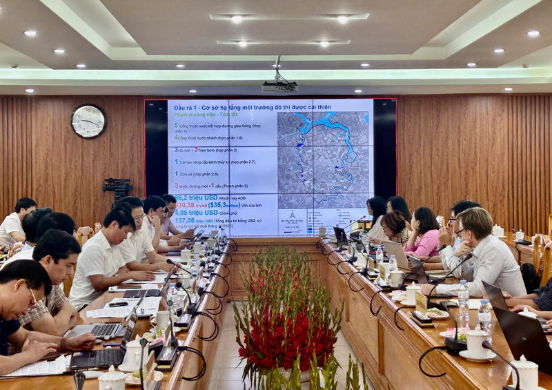 Quang cảnh buổi làm việc 