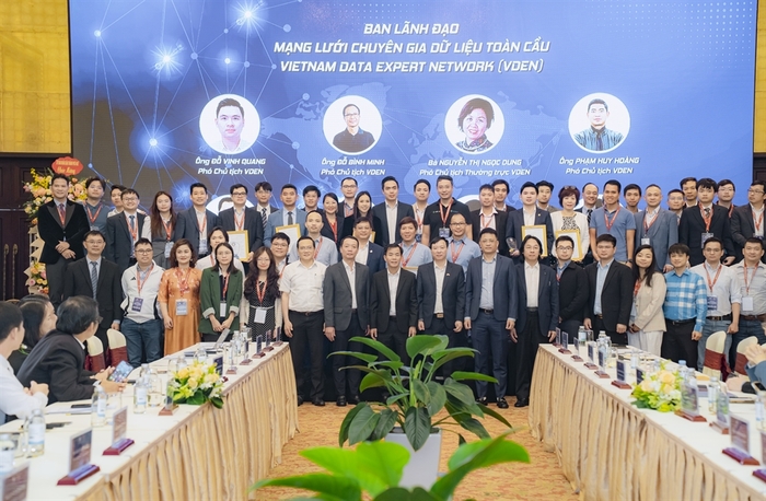 Các đại biểu chụp ảnh lưu niệm tại buổi lễ