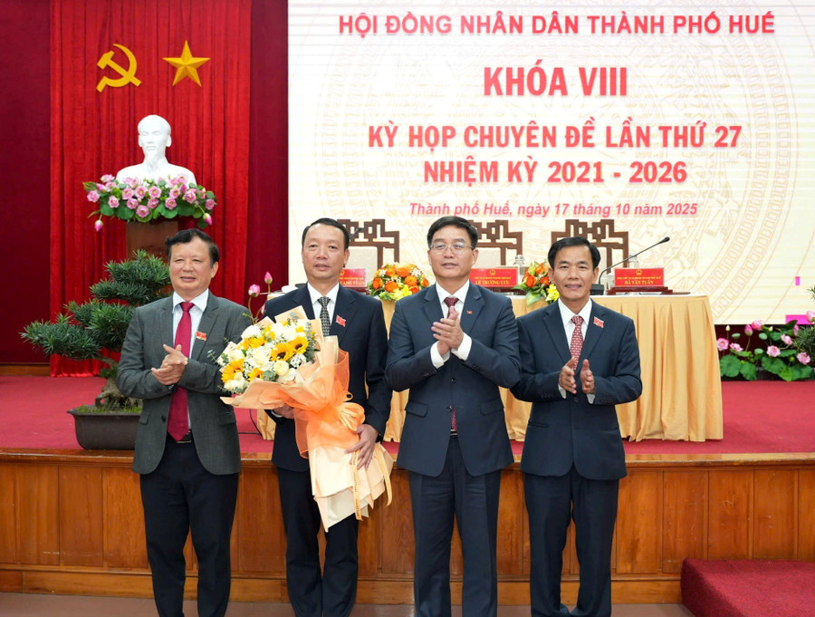 Ông Phan Thiên định nhận hoa chúc mừng