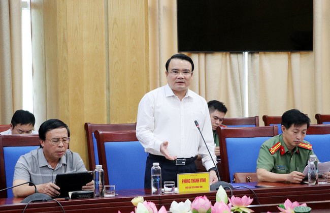 Phó Chủ tịch UBND tỉnh Phùng Thành Vinh phát biểu tại buổi làm việc