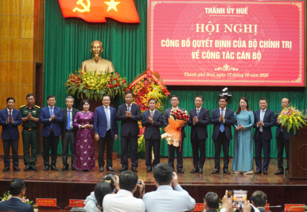 Ban Thường vụ Thành uỷ Huế tặng hoa chúc mừng Tân Bí thư Thành uỷ Nguyễn Đình Trung