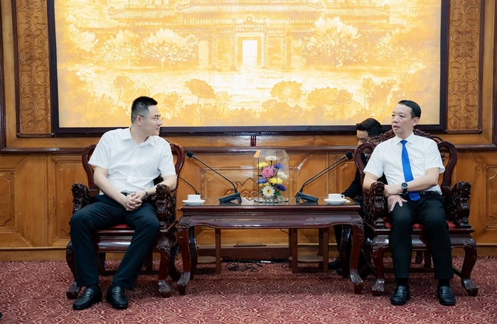 Chủ tịch UBND thành phố Huế làm việc với Giám đốc Trung tâm điều hành của Hãng hàng không Quốc tế Donghai Airlines 