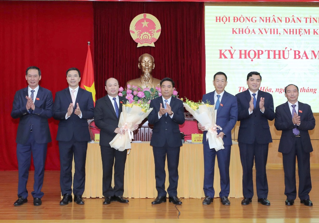 Lãnh đạo tỉnh tặng hoa chúc mừng hai Phó Chủ tịch UBND tỉnh Thanh Hóa, nhiệm kỳ 2021-2026.