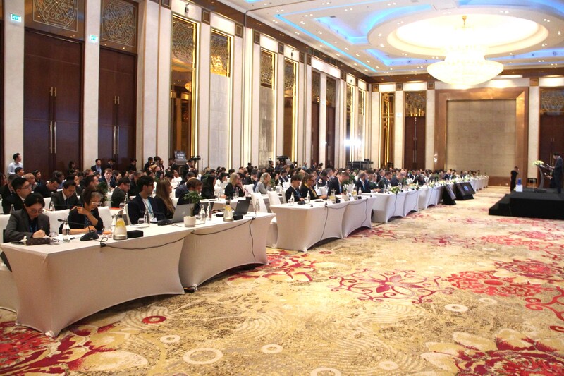 Ngày 3/11, Học viện Ngoại giao tổ chức khai mạc hội thảo khoa học quốc tế về Biển Đông lần thứ 17 với chủ đề: “Đoàn kết trong bất định”. Đến dự có Ủy viên Trung ương Đảng, Thứ trưởng Bộ Ngoại giao Nguyễn Mạnh Cường.  Hội thảo khoa học quốc tế về Biển Đông là diễn đàn hàng đầu khu vực về Biển Đông và quản trị biển do Học viện Ngoại giao tổ chức liên tục trong vòng 17 năm qua.  Thông điệp từ chủ đề là lời kêu gọi mạnh mẽ, cùng vượt qua tư duy cạnh tranh để cùng hướng tới lợi ích chung là tôn trọng luật pháp quốc tế, bảo đảm tự do hàng hải, giải quyết tranh chấp bằng biện pháp hòa bình, bảo vệ môi trường biển và thúc đẩy phát triển bền vững trong khu vực.  Hội thảo sẽ tập trung vào đánh giá, phân tích tình hình Biển Đông và khu vực thời gian qua, sự can dự và điều chỉnh chính sách của các bên liên quan và của các nước lớn tại Biển Đông, thảo luận về sự phát triển nhanh chóng của các công nghệ mới nổi và xu hướng chính trị hóa công nghệ biển.  Hội thảo hướng đến các biện pháp cụ thể nhằm quản lý căng thẳng, tăng cường hợp tác biển cũng như thúc đẩy chia sẻ trách nhiệm chung vì một Biển Đông hòa bình, hợp tác và phát triển.  Phát biểu khai mạc, Thứ trưởng Bộ Ngoại giao Nguyễn Mạnh Cường cho biết, chủ đề của hội thảo là “Đoàn kết trong bất định” không chỉ phản ánh trung thực thực tiễn quốc tế ngày hôm nay, mà còn thể hiện khát vọng của thời đại.  Hòa bình và ổn định trên Biển Đông không chỉ là lợi ích riêng của một vài quốc gia ven biển mà còn là điều kiện tiên quyết cho thịnh vượng của toàn bộ vành đai Đông Á, Ấn Độ Dương và Thái Bình Dương.  Thứ trưởng Bộ Ngoại giao Nguyễn Mạnh Cường khẳng định, Việt Nam kiên định đường lối đối ngoại độc lập, tự chủ, hòa bình, hợp tác và phát triển.  Việt Nam cam kết giải quyết mọi tranh chấp bằng biện pháp hòa bình, xây dựng lòng tin, quản lý khác biệt một cách trách nhiệm. Việt Nam sẵn sàng hợp tác với tất cả các đối tác để đảm bảo biển và đại dương là không gian cho hòa bình, ổn định và thịnh vượng.  Hội thảo lần này quy tụ gần 50 diễn giả là các chính trị gia, chuyên gia đầu ngành trong và ngoài nước, với sự tham dự trực tiếp và trực tuyến của nhiều học giả quốc tế uy tín, quan chức, đoàn ngoại giao và doanh nghiệp đến từ nhiều nước trên thế giới.