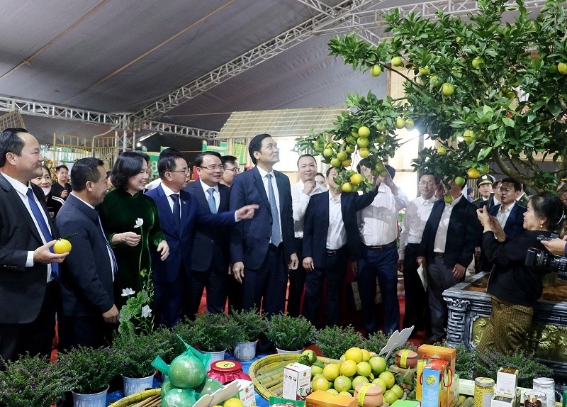 Các Đại biểu tham quan Hội chợ