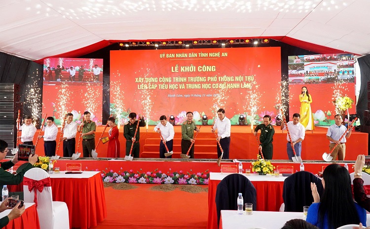 Các đại biểu thực hiện nghi thức khởi công