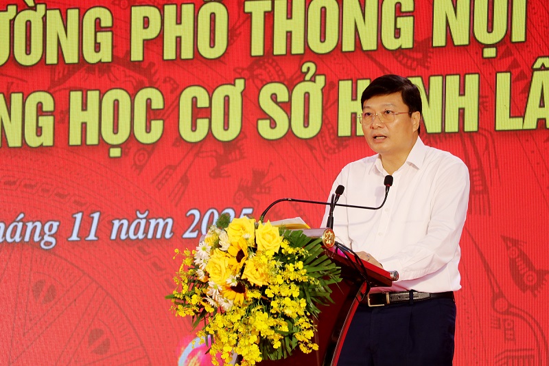 Chủ tịch UBND tỉnh Lê Hồng Vinh phát biểu