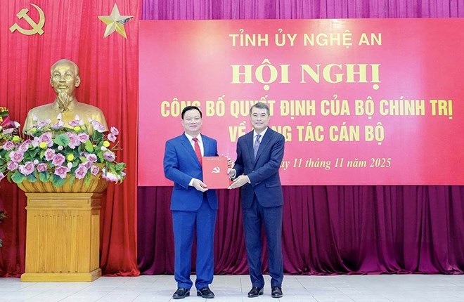 Trưởng ban Tổ chức Trung ương Lê Minh Hưng đã trao Quyết định của Bộ Chính trị cho tân Bí thư Tỉnh ủy Nghệ An Nguyễn Khắc Thận. Ảnh Phạm Bằng
