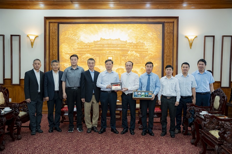 Hai bên chụp hình lưu niệm