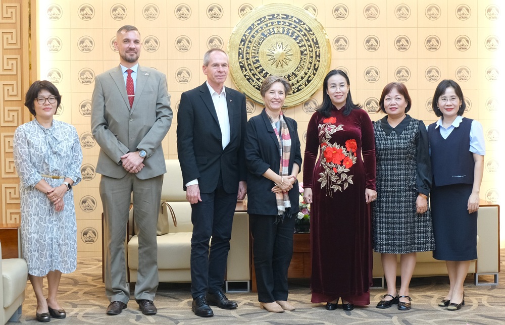 Đại diện Lãnh đạo Thành phố chụp hình lưu niệm với Đại sứ quán Ba Lan tại Việt Nam\