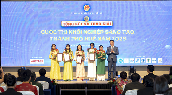 Chủ tịch UBND thành phố Huế Nguyễn Khắc Toàn trao giải cuộc thi