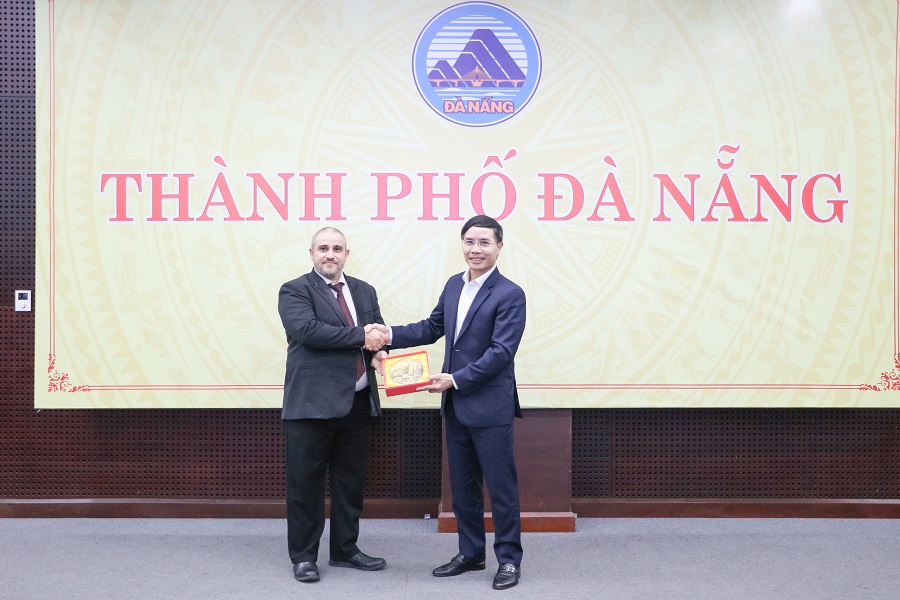 Chủ tịch UBND thành phố Phạm Đức Ấn tặng quà lưu niệm cho ông Bassam Tabajah