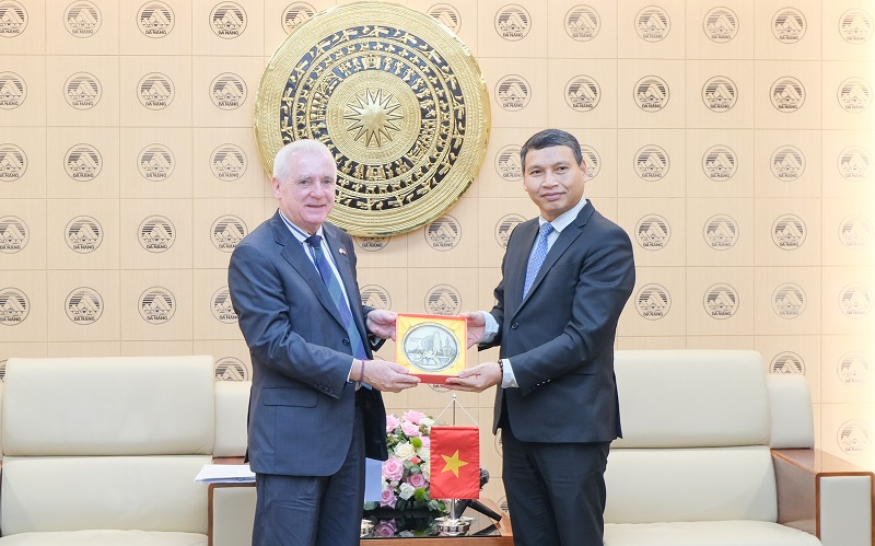 Lãnh đạo Thành phố Huế tặng quà lưu niệm cho Đại sứ Argentina tại Việt Nam