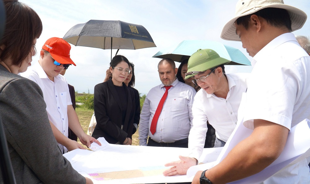 Đoàn khảo sát thực địa sân bay Chu Lai.