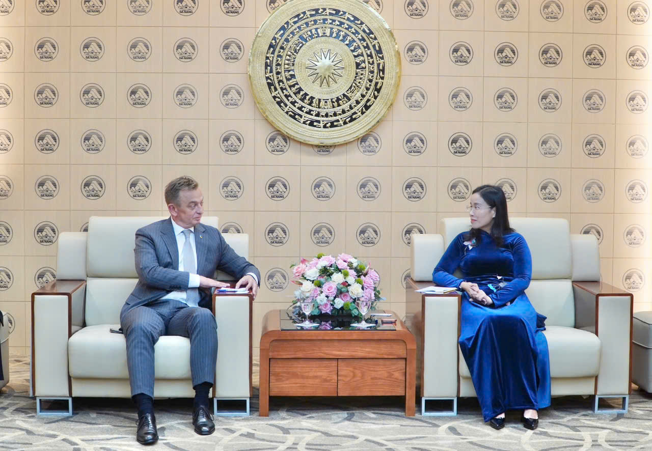 Phó Chủ tịch UBND thành phố Nguyễn Thị Anh Thi trao đổi với Đại sứ Đặc mệnh Toàn quyền Ukraine tại Việt Nam Oleksandr Gaman