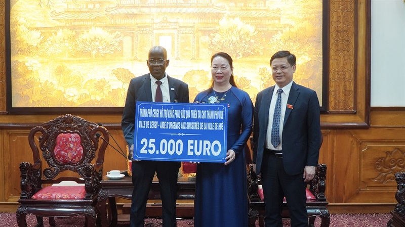 Thành phố Cergy trao tặng tượng trưng khoản hỗ trợ khẩn cấp 25.000 Euro cho thành phố Huế để khắc phục những thiệt hại do Lũ lụt gây ra
