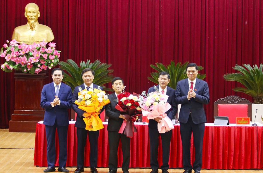 Lãnh đạo tỉnh Nghệ An tặng hoa chúc mừng