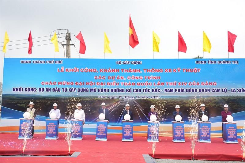 C&aacute;c đại biểu bấm n&uacute;t khởi c&ocirc;ng