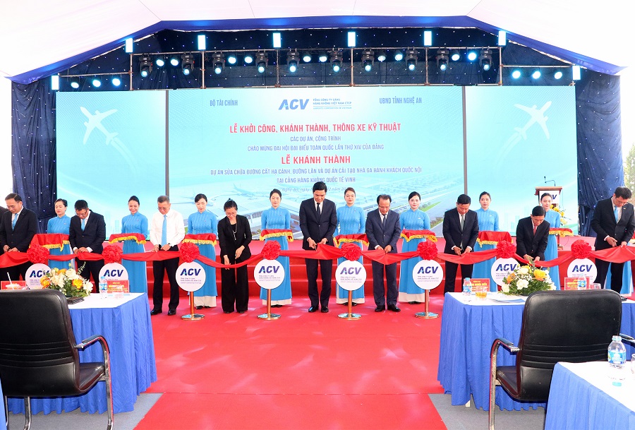 C&aacute;c đại biểu thực hiện nghi thức cắt bằng kh&aacute;nh th&agrave;nh