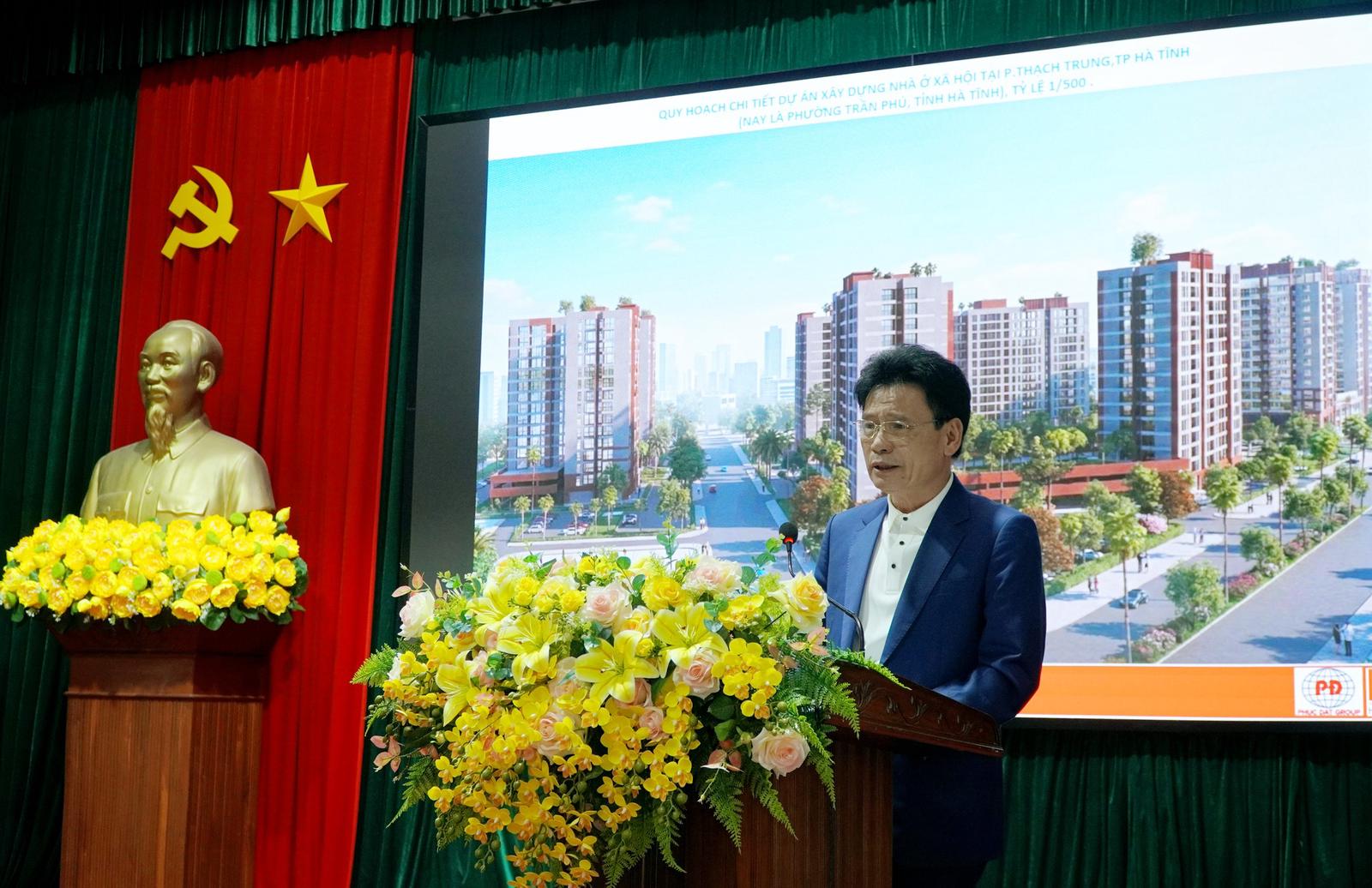 Ph&oacute; Gi&aacute;m đốc Sở X&acirc;y dựng H&agrave; Tĩnh Nguyễn Quốc H&agrave; ph&aacute;t biểu tại hội nghị