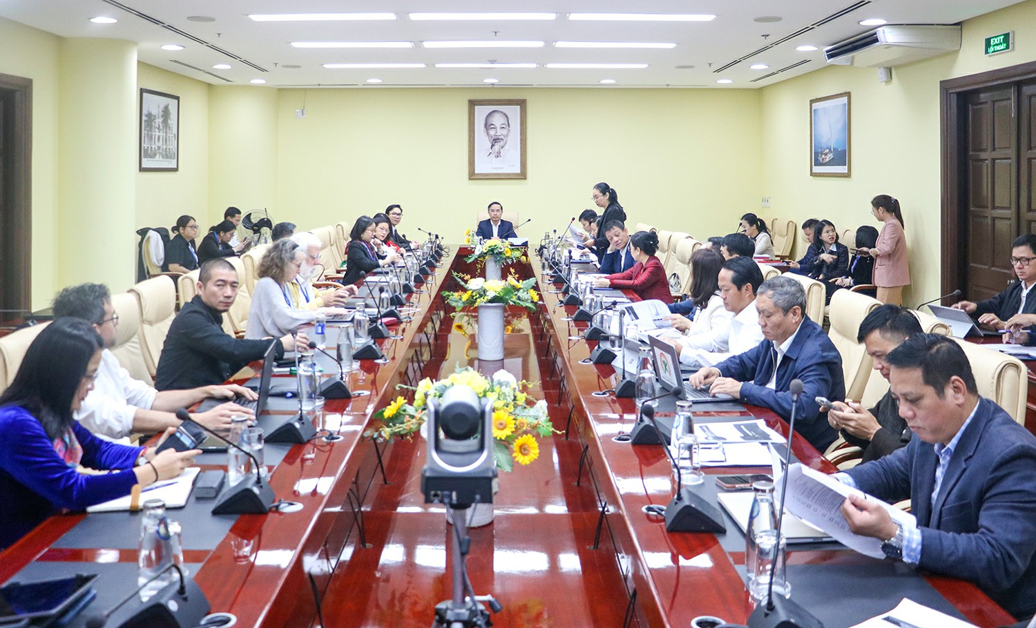 Tại buổi l&agrave;m việc