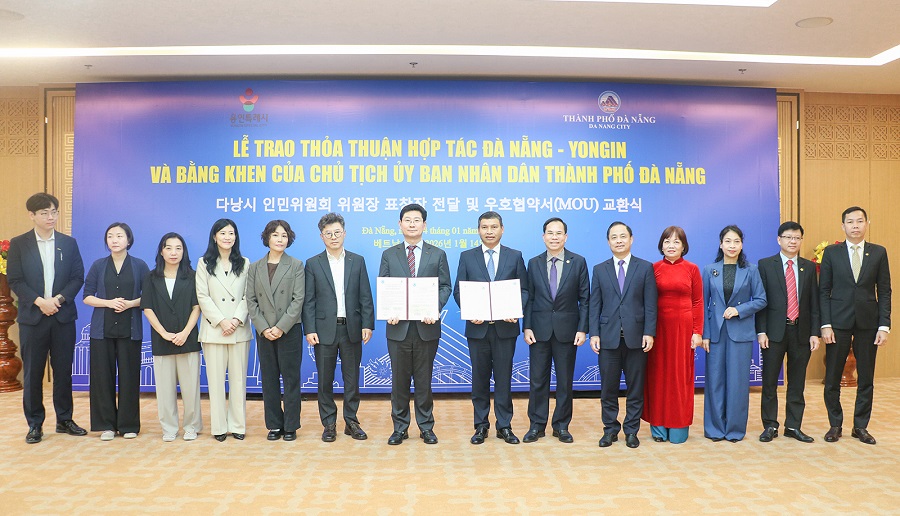 Hai bên ký và trao thỏa thuận thiết lập quan hệ hợp tác