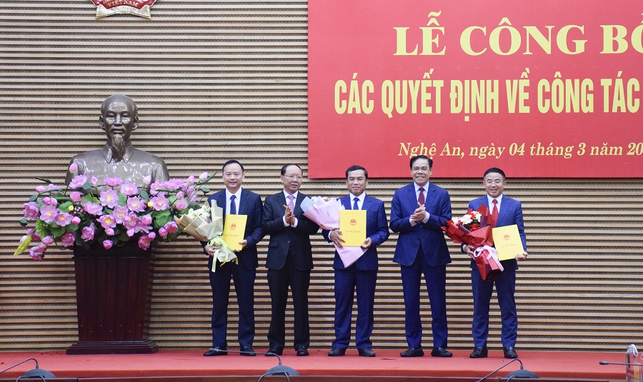 Chủ tịch tỉnh Nghệ An tặng hoa ch&uacute;c mừng c&aacute;c nh&acirc;n sự được bổ nhiệm