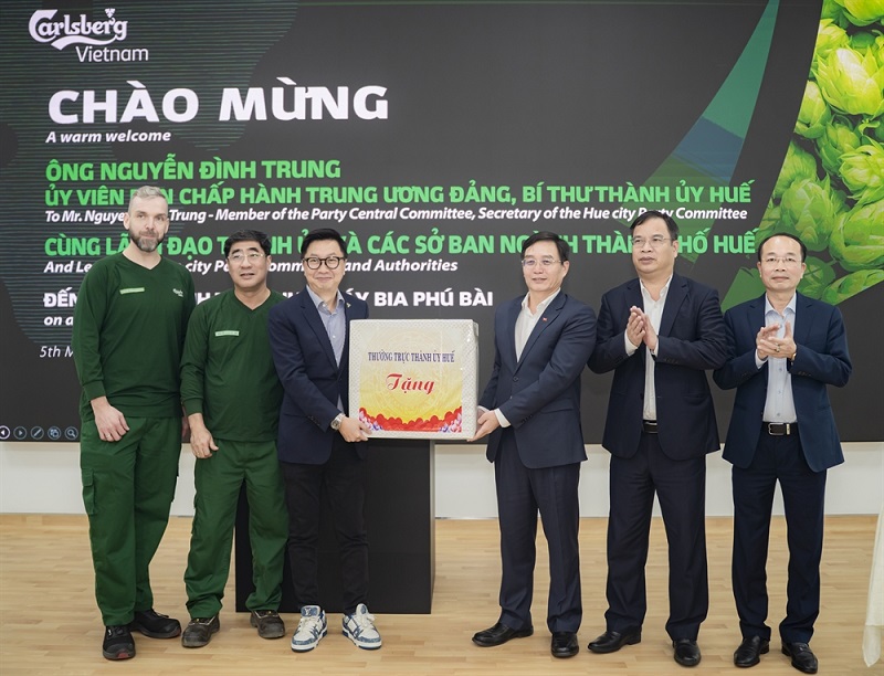 Đo&agrave;n c&ocirc;ng t&aacute;c Thường trực Th&agrave;nh ủy Huế tặng quà cho Carlsberg Việt Nam