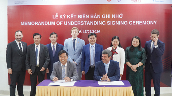 Tại buổi k&yacute; kết