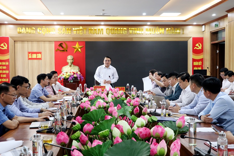 Ph&oacute; chủ tịch Tỉnh Ph&ugrave;ng Th&agrave;nh Vinh chủ tr&igrave; buổi l&agrave;m việc