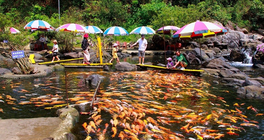 Tr&ecirc;n Địa b&agrave;n tỉnh Nghệ An cũng tổ chức nhiều địa điểm thu h&uacute;t kh&aacute;ch du lịch