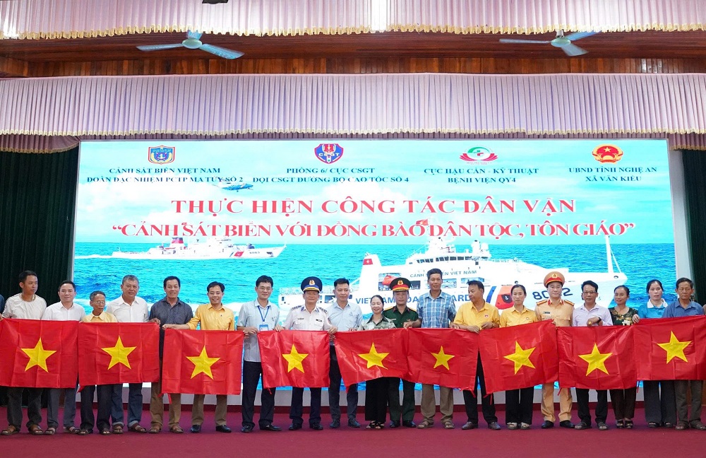 C&aacute;c đơn vị tặng 400 cờ Tổ quốc cho nh&acirc;n d&acirc;n tr&ecirc;n địa b&agrave;n x&atilde; Văn Kiều