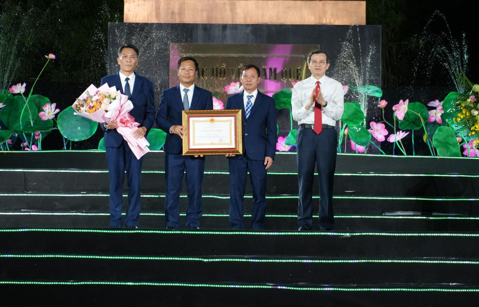 Khu Di t&iacute;ch quốc gia Kim Li&ecirc;n cũng vinh dự đ&oacute;n nhận Hu&acirc;n chương Lao động hạng Nhất của Chủ tịch nước