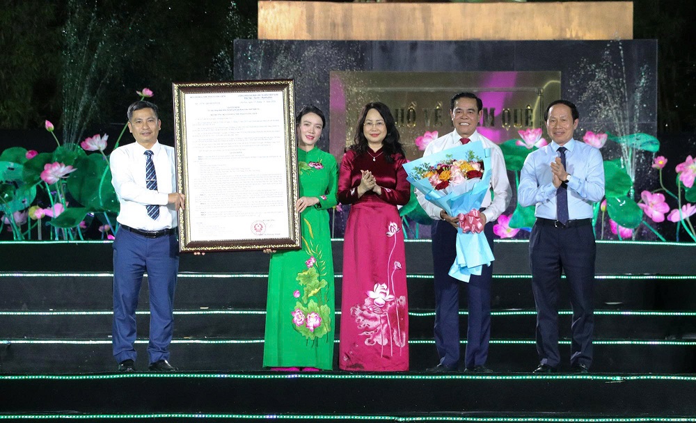 Lễ trao quyết định c&ocirc;ng bố Khu di t&iacute;ch Kim Li&ecirc;n l&agrave; Khu di t&iacute;ch Quốc gia
