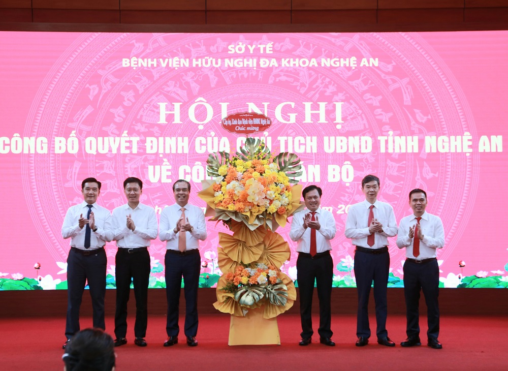 Đại diện tập thể Bệnh viện chúc mừng Tân giám đốc