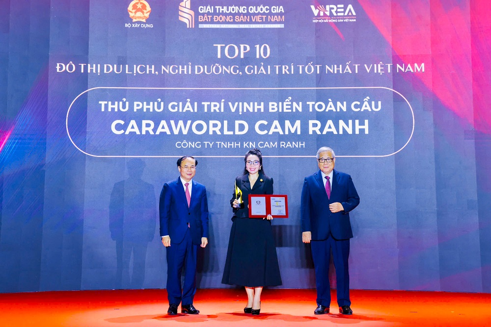 B&agrave; Nguyễn Thị Mỹ V&acirc;n - Gi&aacute;m đốc Khối Kinh doanh bất động sản KN Cam Ranh nhận vinh danh từ Ban tổ chức