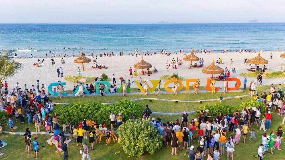 CaraWorld Cam Ranh thu h&uacute;t người d&acirc;n v&agrave; du kh&aacute;ch đến vui chơi, giải tr&iacute; nhờ hệ tiện &iacute;ch đa dạng, từng bước ho&agrave;n thiện trong nội khu