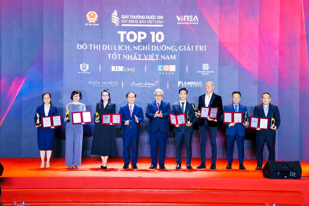 Đại diện c&aacute;c doanh nghiệp trong Top 10 Đ&ocirc; thị du lịch, nghỉ dưỡng, giải tr&iacute; tốt nhất Việt Nam chụp ảnh lưu niệm c&ugrave;ng Ban Tổ chức tại chương tr&igrave;nh